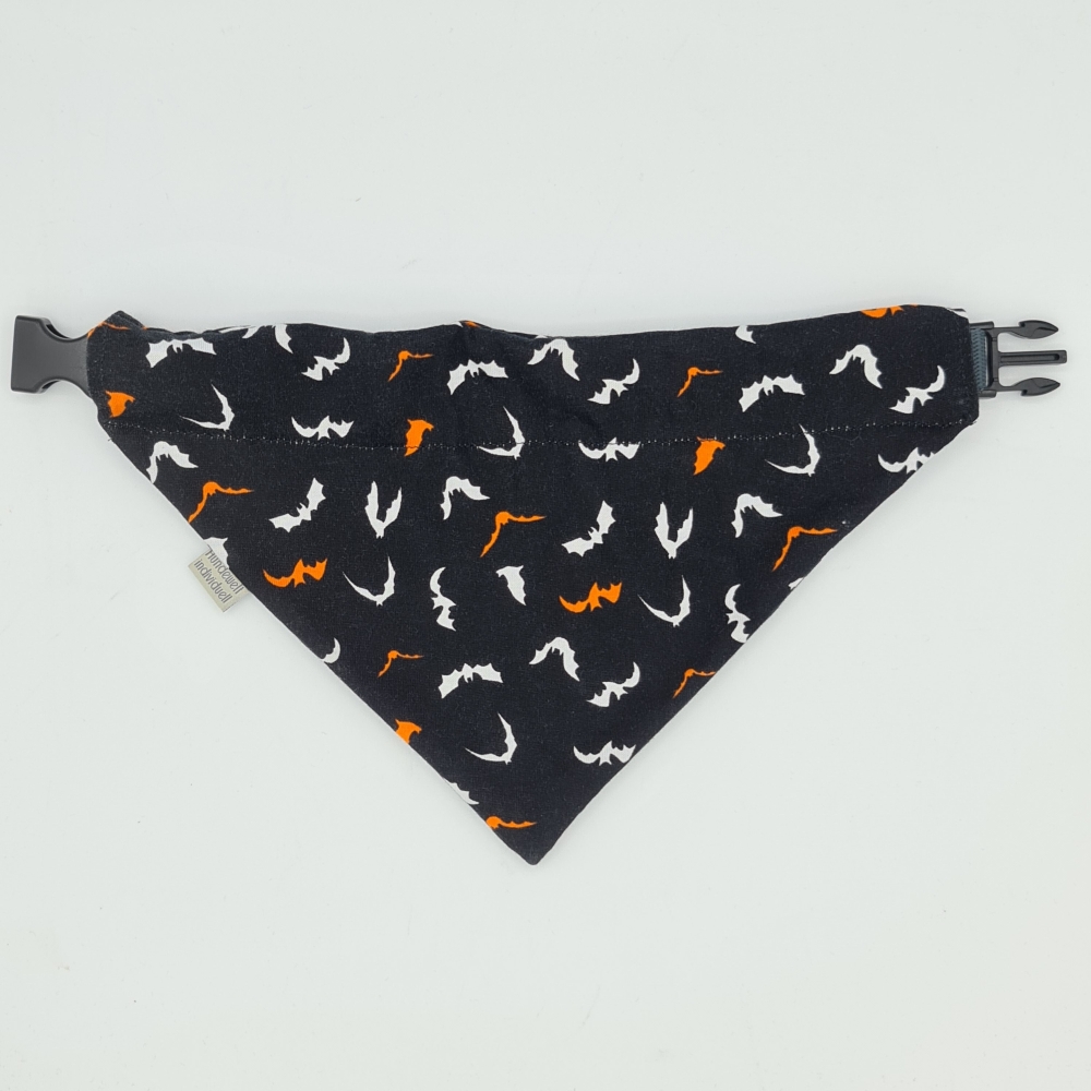 Halloween Halstuch für den Hund in schwarz mit orange / weißen Fledermäusen